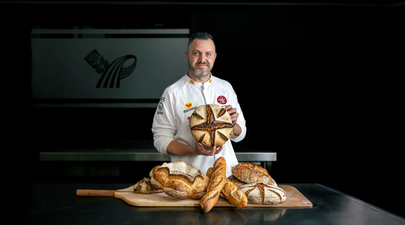 Yohan Ferrant holding a scored loaf in the class introduction